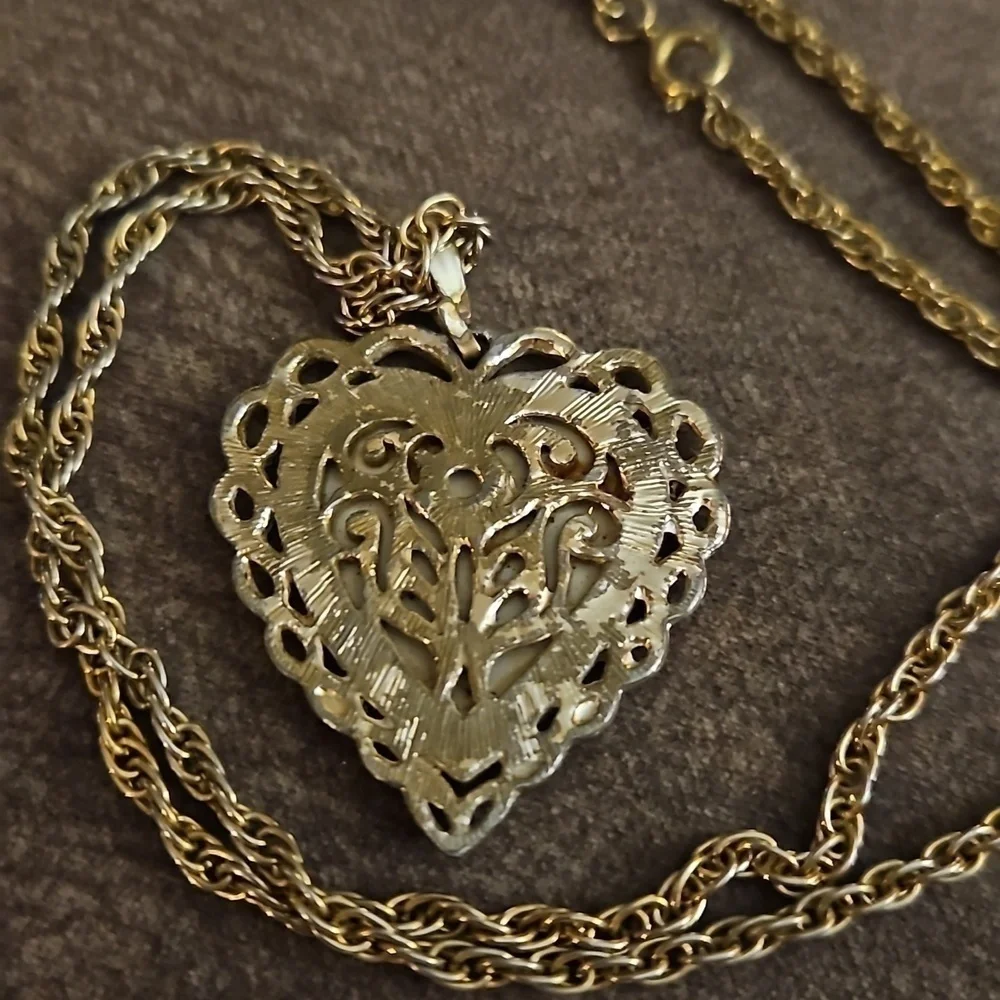 VTG Estate Mother of Pearl Lace Heart Pendant Chain Necklace